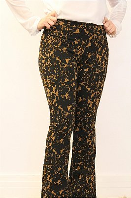 Calça feminina modelagem flare em tecido jacquard caramelo com estampa folhas pretas