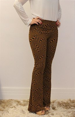 Calça feminina modelagem flare em tecido jacquard caramelo com estampa geométrica