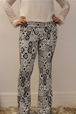 Calça feminina modelagem flare em tecido jacquard branco com estampa Vuiton