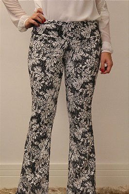 Calça feminina modelagem flare em tecido jacquard com estampa folhas Outono