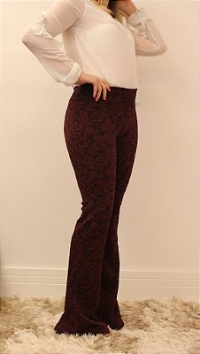 Calça feminina modelagem flare em tecido jacquard marsala super chique e elegante