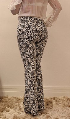 Calça feminina modelagem flare em tecido jacquard estampada