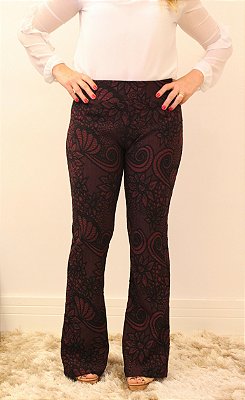 Calça feminina modelagem flare em tecido jacquard marsala com estampa RajFlower