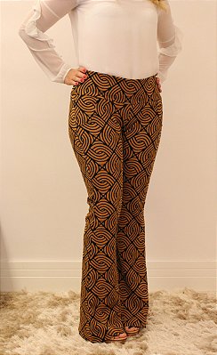 Calça feminina modelagem flare em tecido jacquard caramelo com estampa entrelaçada