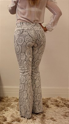 Calça feminina modelagem flare em tecido jacquard com estampa delicada em traços finos