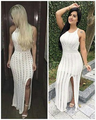 Vestido longo offwhite em Tricot todo trabalhado . Divo