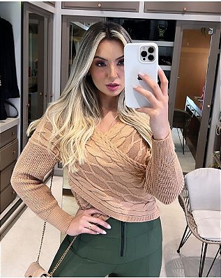 Blusa em tricot transpassado na cor nude