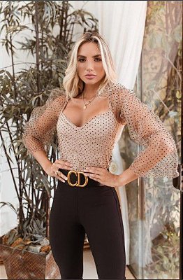 Cropped com lindo decote , manga em tule com transparência e petit pois