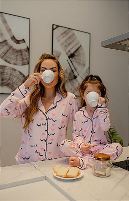 Pijama longo maravilhoso mãe e filha - olhos fechados