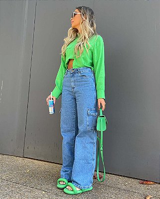 Calça jeans feminina wide leg com bolso cargo