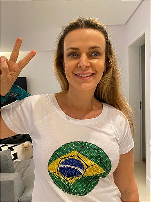 Tshirt com aplicação de pedraria - Bola do Brasil