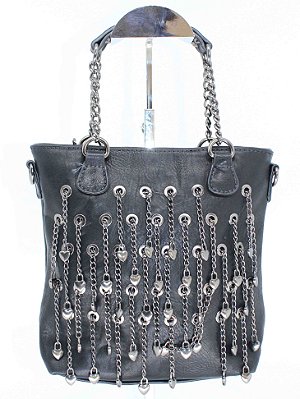 Bolsa preta com lindo detalhe em corrente de metal e mini corações
