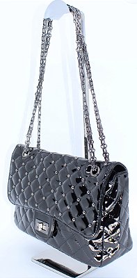 Bolsa em verniz preto com alça de corrente