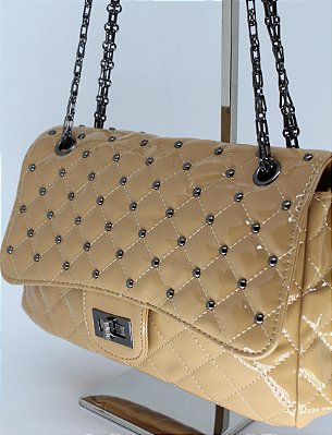 Bolsa em verniz nude com alça de corrente