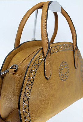 Bolsa design caramelo com tachinhas