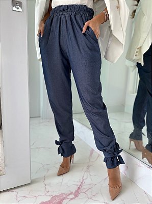 Calça jogger com amarração na barra em  jeans chambret