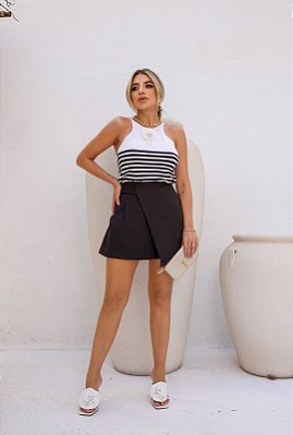 Short saia alfaiataria com pregas laterais diva - Preto