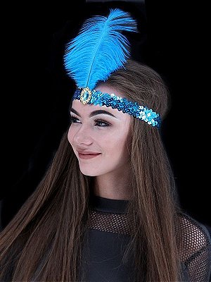 Tiara em paetês azul com pedra frontal e pena