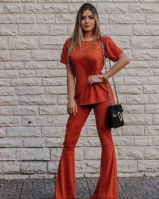 Conjunto em suede blusa e calça flare