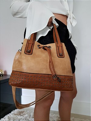 Bolsa nude e marrom com detalhes em tachas