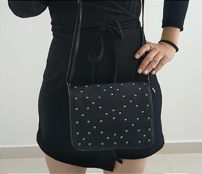 Bolsinha preta com tachinhas