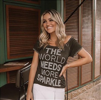 T-shirt com pedrarias brilhantes The World Needs More Sparkle