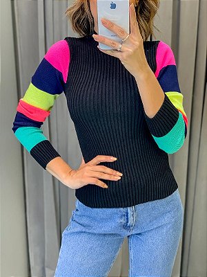 Blusa em tricot canelado com mangas coloridas