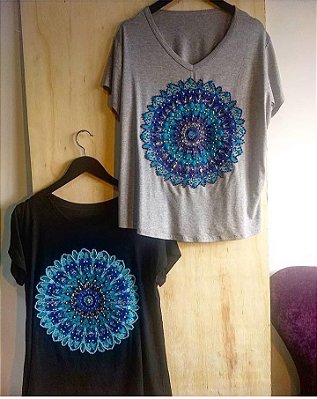 Tshirt plus size na cor preta bordada a mão - Mandala azul - do tamanho P ao G5