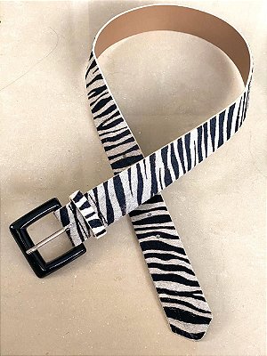 Cinto couro animal print estampa zebra com fivela em acrílico preto 