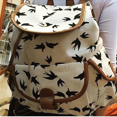 Mochila off-white com estampa de andorinhas e debrum caramelo