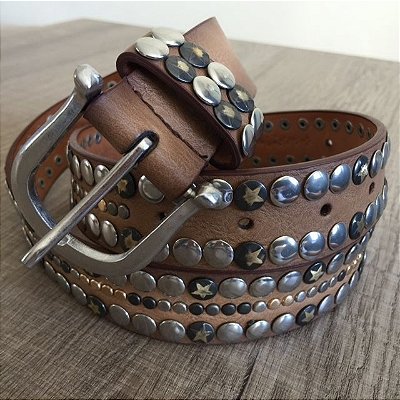Cinto em couro sintético marrom todo trabalhado em tachas pratas com detalhes de estrela