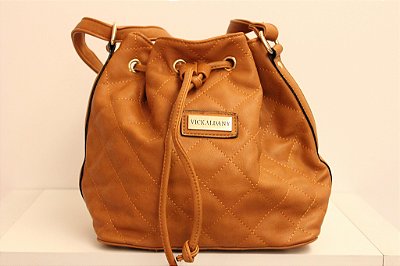 Baby bag saquinho em couro eco toda costurada na cor caramelo