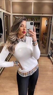 Blusa em tricot offwhite com detalhes na gola, punho e cintura no xadrez