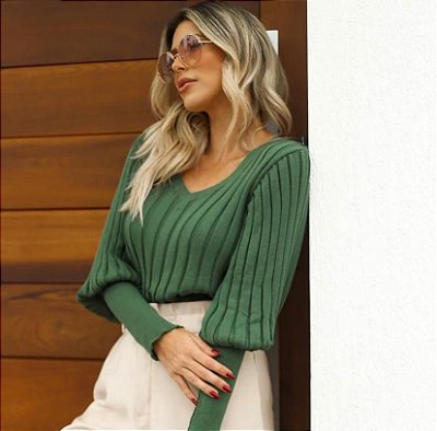 Blusa em tricot verde militar com detalhe no punho