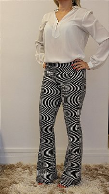 Calça flare jacquard branca com estampa preta  Zebra