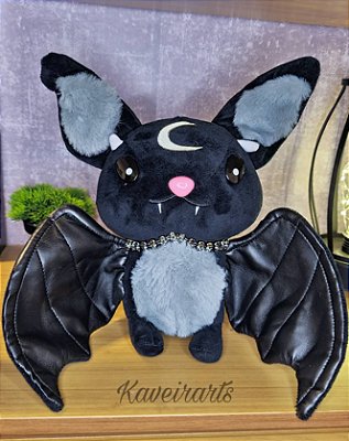 Morcego Pelúcia com detalhes de Caveiras
