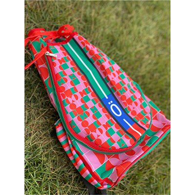 raqueteira mochila  de cordinha para  tennis e beach tennis ÖTA _ GEOMÉTRICOS VERMELHO COM VERDE