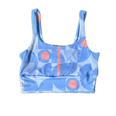 top de TENNIS |SAKKARI . estampa GEOMÉTRICO AZUL COM PÊSSEGO . ÖTA TENNIS CLUB