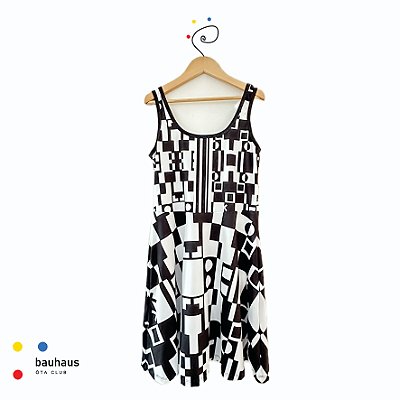 vestido  de TENNIS |MARIA ESTHER| . estampa CHESS_BLK1_BAUHAUS _ ÖTA TENNIS CLUB