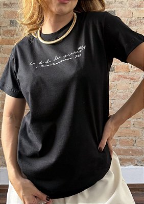 Tshirt Básica Em Tudo Daí Graças @usemika Feminino