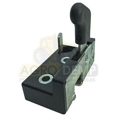 FECHADURA INTERNA DA PORTA (LADO ESQUERDO - ORIGINAL) - VALTRA BH140 / BH145 / BH160 / BH165 / BH180 / BH180 G2 - BH185I / BH205I - BM85 / BM100 / BM100 G2 / BM110 / BM110 G2 / BM120 / BM120 G2 / BM125I - 1780 / 1780 G2 - 81473700