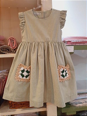 Vestido xadrez verde com bolsinhos de crochê