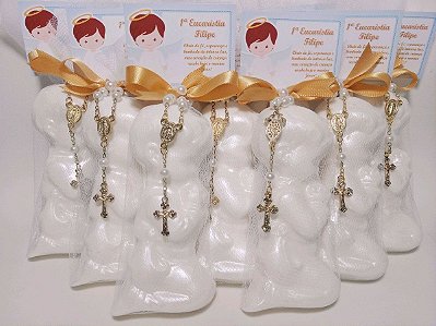 Lembrancinha Tema Primeira Eucaristia: Sabonete Menino Rezando com Mini Terço