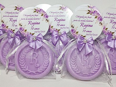 Lembrancinha 70 Anos Personalizada: Sabonete Letra Inicial do Nome