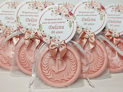 Lembrancinha de Aniversário 80 Anos: Sabonete Letra Inicial do Nome