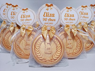 Lembrancinha de Aniversário 90 Anos: Sabonete Letra Inicial do Nome