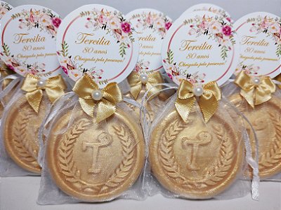 Lembrancinha 80 Anos Personalizada: Sabonete Letra Inicial do Nome