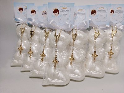 Lembrancinha Tema Batizado: Sabonete Menino Rezando com Mini Terço