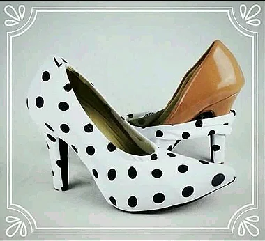 Capa para Sapato Scarpin Bico Fino Poá Branco T03