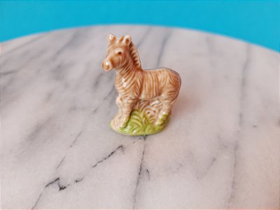 Bibelô miniatura de zebra de cerâmica Inglêsa Wade